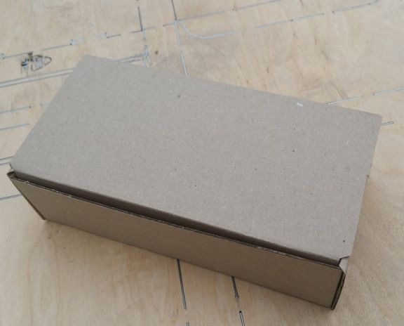 Cutie de carton cu autoformare, capac cu protectie